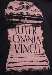 Tessuto nero con un'importante grafica rosa raffigurante una struttura in pietra e la scritta "IUTER OMNIA VINCIT" in un carattere artistico e audace.