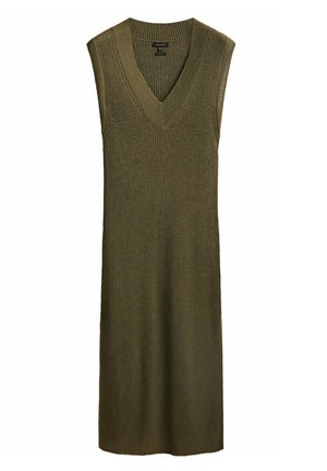 Robe sans manches tricotée vert olive avec col en V et texture côtelée, longueur genou, conçue pour une tenue décontractée ou semi-formelle.