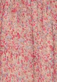 Tejido de vestido floral en beige con patrones multicolores en rojo, rosa y azul. Material liviano con textura plisada en toda su extensión.