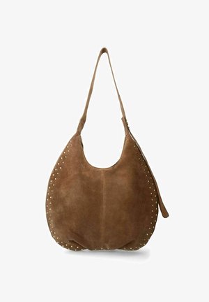 Bruine suède hobo tas met een ronde vorm, metalen studs aan één zijde en een enkele schouderband voor het dragen.