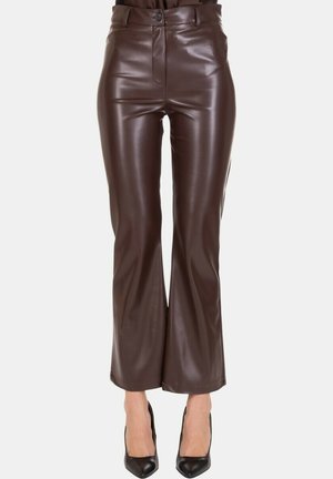 Pantaloni in finta pelle marrone con vestibilità slim, apertura a gamba svasata e chiusura con bottone frontale. Texture liscia con dettagli di design minimalisti.