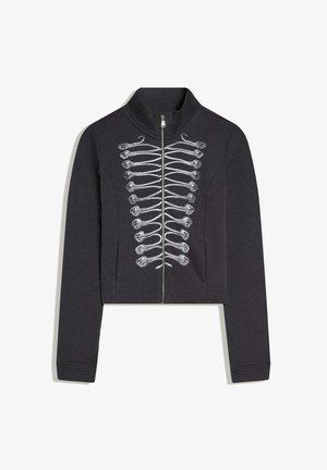 Geacă neagră cu fermoar, cu design brodat alb în stil militar pe partea din față, guler drept, mâneci lungi și buzunare laterale.