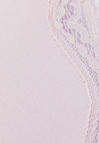 Tessuto rosa chiaro con una superficie liscia, caratterizzato da un delicato bordo in pizzo lungo un lato. Il pizzo presenta un motivo ondulato e dettagli intricati.