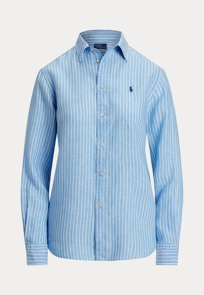 Cămașă cu mâneci lungi, albastru deschis, cu nasturi, cu dungi verticale albe și un mic logo brodat albastru închis pe pieptul stâng.