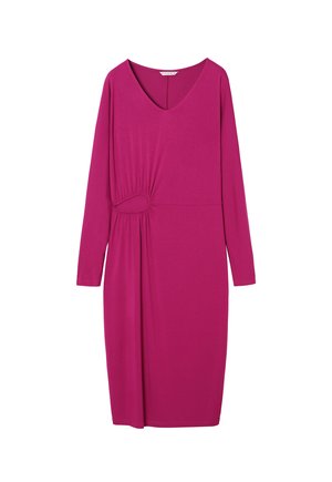 Langärmliges, V-Ausschnitt-Kleid in leuchtendem Pink, mit einer gerafften Seitenpartie und einem ovalen Akzent, aus weichem, leichtem Stoff gefertigt.