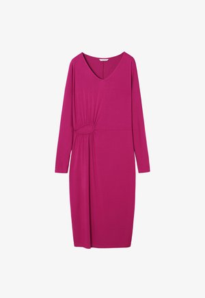 Pitkähihaisen, V-kaula-aukkoinen mekko kirkkaan vaaleanpunaisena, jossa on poimutettu sivuyksityiskohta ovaalilla korosteella, valmistettu pehmeästä, kevyestä kankaasta.