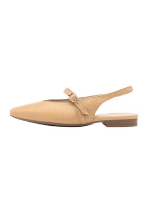 Beige læder slingback fladsko med spids tå og justerbar rem med spænde over vristen på lav hæl.