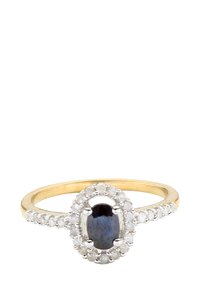 Aukso žiedas su ovaliu tamsiu brangakmeniu centre, apsuptu mažų skaidrių akmenukų aureolės aplink ploną juostelę.