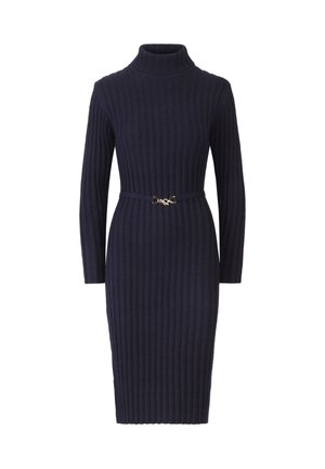 Navy-blaues, geripptes Strickkleid mit hohem Kragen, langen Ärmeln und einer taillierten Passform mit einem goldenen Schnallen-Gürtel, der bis zur Mitte der Wade reicht.