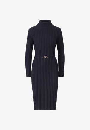 Navy-blaues, geripptes Strickkleid mit hohem Kragen, langen Ärmeln und einer taillierten Passform mit einem goldenen Schnallen-Gürtel, der bis zur Mitte der Wade reicht.