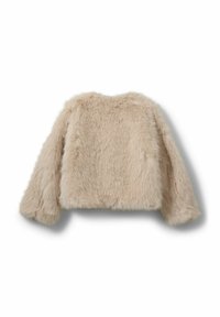 Beige kunstpels cropped jakke med lange ærmer, lagt fladt mod en hvid baggrund.