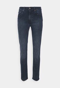 Jeans de mezclilla azul oscuro con un diseño de pierna recta, que cuentan con cinco bolsillos, un cierre de botón en la parte delantera y un desgaste mínimo en la tela.