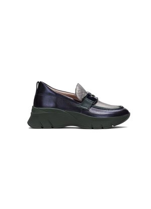 Scarpa slip-on in pelle con tomaia blu navy, dettagli in argento testurizzati e suola a cuneo verde con design sagomato.