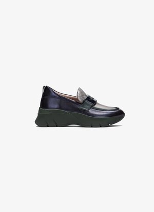 Chaussure en cuir à enfiler avec une tige bleu marine, des accents argent texturés et une semelle en forme de coin verte avec un design profilé.