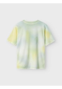 Camiseta de manga corta en verde claro con un patrón de tie-dye que presenta suaves tonos amarillos y azules, confeccionada en algodón y con cuello redondo.