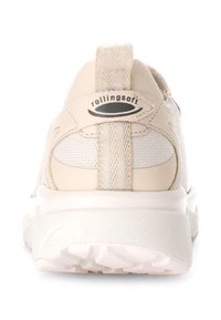 Beige sportieve schoen met een gestructureerde mesh bovenkant, versterkte hiel, een trekband en een dikke witte zool met een patroon op de loopvlak.