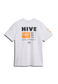 Biała koszulka z czarnym i pomarańczowym napisem „HIVE SPORTS CULTURE LOCAL SUPPORTER” oraz pomarańczowym geometrycznym logo na plecach, krótki rękaw, okrągły dekolt.