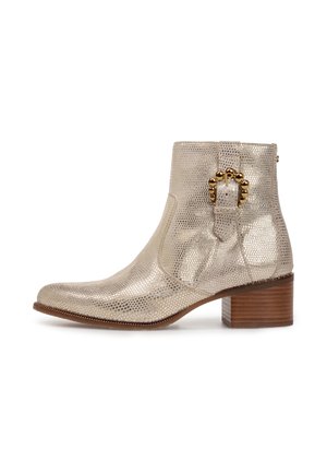 Metallic gyldne ankelstøvler med struktureret finish. Har en rund tå, blokhæl og dekorativt gulddetalje på siden.