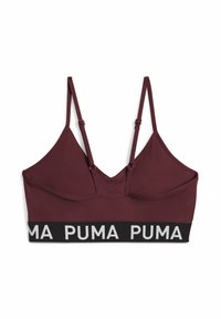 Burgundska sportska grudnjak s podesivim trakama, mrežastim materijalom i crnim pojasom na kojem se nalazi bijeli tekst "PUMA". Oblik trokuta i bezšavna izrada.