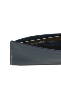 Cartera de cuero azul marino con una textura suave, diseño diagonal y detalles de costura visibles; el interior presenta forro oscuro y marca.