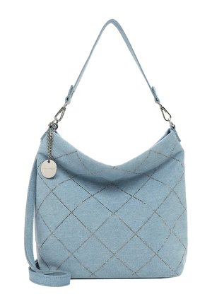 Lyseblå quiltet stofhåndtaske med kort håndtag og aftagelig lang rem, med et rundt sølvfarvet båndmærke på en kæde.