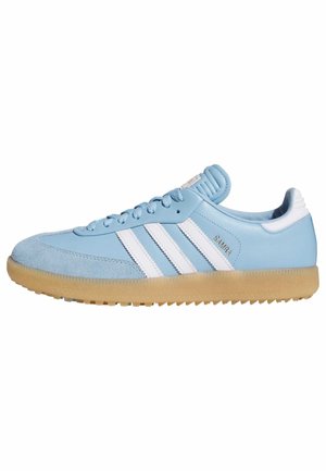 Hellblauer Adidas Samba Sneaker mit weißen Streifen, Gummisohle und Schnürsenkeln, von der Außenseite vor weißem Hintergrund gezeigt.
