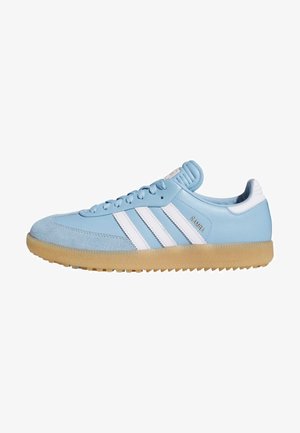 Světle modrá teniska Adidas Samba s bílými pruhy, gumovou podrážkou a tkaničkami, zobrazena z vnější strany na bílém pozadí.