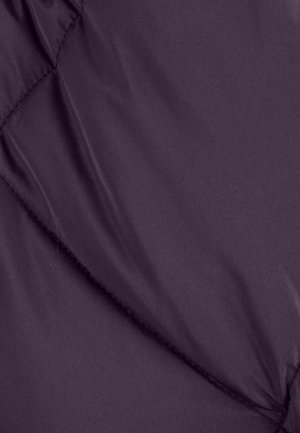 Tissu matelassé violet avec une texture lisse, présentant des coutures piquées et un léger éclat, évoquant un design léger et isolé.