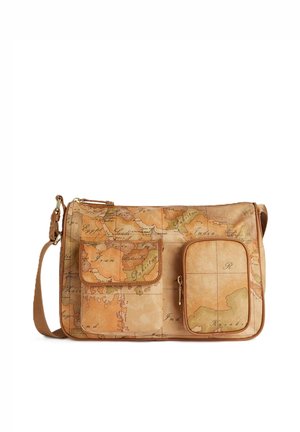 Borsa a spalla con motivo a mappa marrone e dettagli in pelle. Presenta due tasche frontali, una chiusura con zip e una tracolla regolabile.