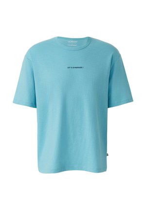 Lichtblauw T-shirt met korte mouwen en ronde hals, met de tekst "LET'S SYNERGIZE!" in kleine zwarte letters in het midden op de borst.