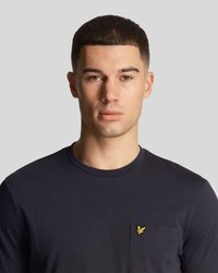Granatowa koszula z długim rękawem wykonana z miękkiej tkaniny, z kieszonką na piersi z złotym haftowanym logo orła. Slim fit z dekoltem w serek.