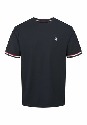 Tamsiai mėlyna trumpomis rankovėmis marškinėliai pagaminti iš medvilnės, su ripsuota apykakle ir kontrastingomis raudonomis bei baltomis juostelėmis ant rankovių, siuvinėtas logotipas krūtinėje.