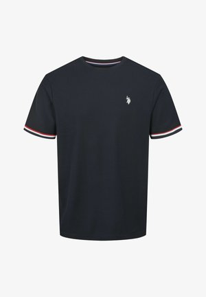 Tamsiai mėlyna trumpomis rankovėmis marškinėliai pagaminti iš medvilnės, su ripsuota apykakle ir kontrastingomis raudonomis bei baltomis juostelėmis ant rankovių, siuvinėtas logotipas krūtinėje.