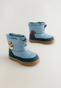 Blaue gepolsterte Winterstiefel mit einer Gummisohle, die ein Charakterdesign und einen elastischen Kordelzug an der Oberseite haben; textile Struktur und glatte Oberfläche.