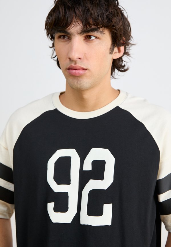 COLLEGE LOOSE CREWNECK - Print T-shirt2