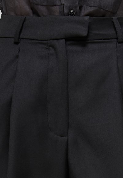 Zwarte op maat gemaakte broeken met een brede tailleband, geplooide voorkant en zijzakken, vervaardigd uit een gladde stof met een matte afwerking.