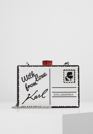 Sac rectangulaire ressemblant à une carte postale avec le texte "With love from Karl", bandoulière chaîne argentée, fermoir rouge pailleté, et branding Karl Lagerfeld.