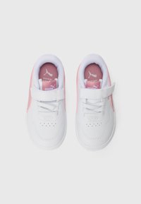 Zapatillas blancas con acentos rosas, que presentan una correa de velcro, diseño con cordones, puntera perforada para transpirabilidad y lados texturizados.