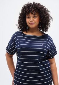 Κοντομάνικη μπλούζα με ναυτικό ριγέ σχέδιο, φαρδύ λαιμόκοψη και απαλό βαμβακερό ύφασμα, με λευκές οριζόντιες ρίγες και μικρή λεπτομέρεια λογότυπου.