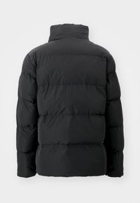 Sort pufferjakke med høy krage, som har et quiltet design, tykk polstring og en glatt, matt tekstur. Ingen synlig hardware.