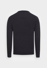 Pull en maille bleu marine foncé avec manches longues, poignets et ourlet côtelés, col rond et texture lisse, présenté de dos.