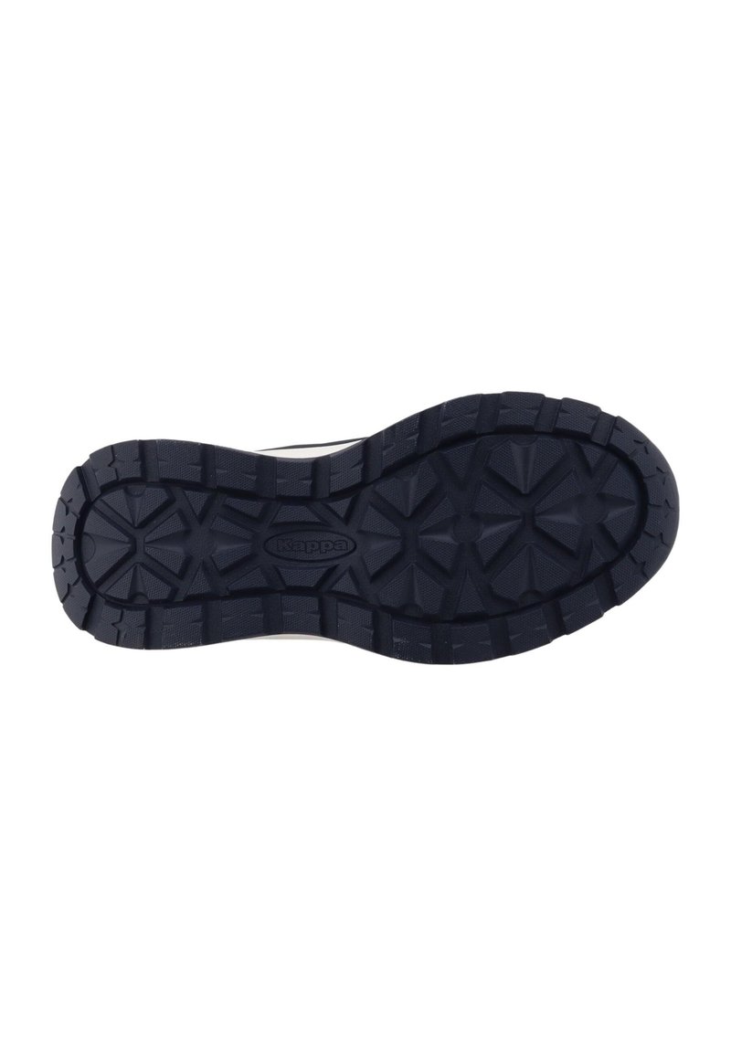 Schwarze strukturierten Gummi-Schuhsohle mit einem Zickzack-Profil und erhöhten geometrischen Formen; mit Kappa-Branding in der Mitte.