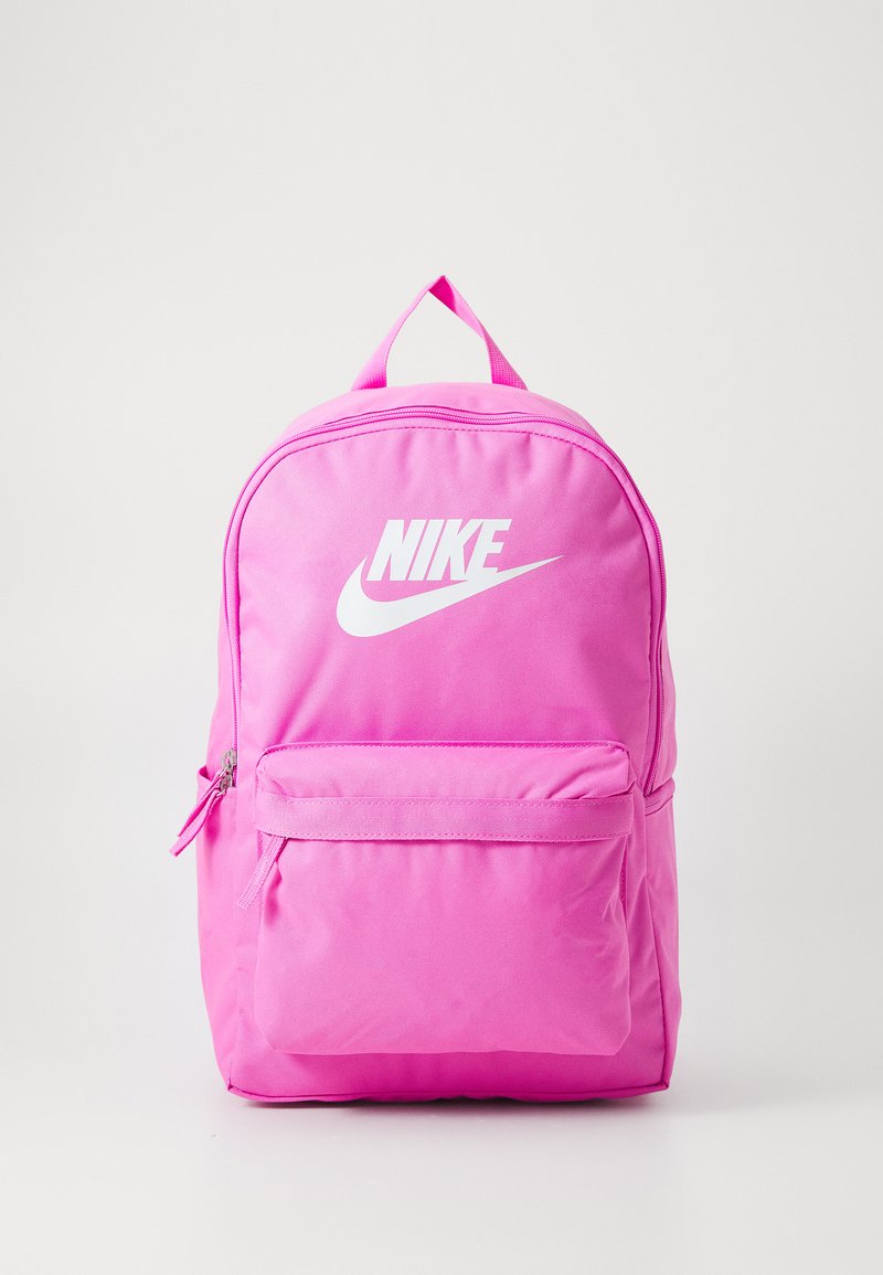 Nike roze rugzak van duurzaam materiaal, met een hoofdvak met rits, een voorzak met rits en een handvat aan de bovenkant om te dragen.
