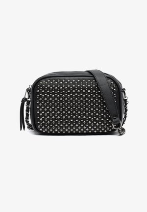 Juodas odinis krepšys per petį su metaliniais akcentais, užtrauktuku, plokščiu diržu ir grandinės detale. Lygi tekstūra su struktūrizuota forma.