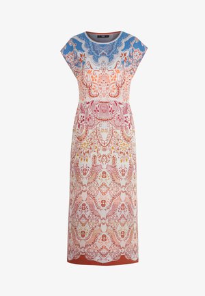 Haljina srednje duljine bez rukava s plavim, narančastim i crvenim složenim cvjetnim i geometrijskim uzorcima na bijeloj pozadini.