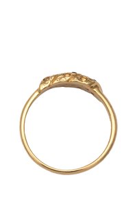 Guldring med en texturerad design och bladliknande detaljer samt små svarta stenar inlagda i banden. Slät, polerad yta genom hela ringen.