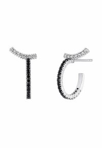 Pendientes de aro de plata con un diseño curvado, que presentan acentos de zirconia cúbica negra y transparente a lo largo de los bordes. La superficie texturizada realza el interés visual.