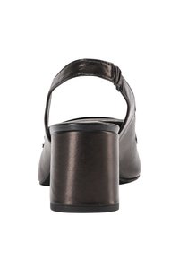 Sandali neri in pelle con tacco, dotati di cinturino posteriore e tacco a blocco. La scarpa presenta una finitura testurizzata e un design con punta arrotondata.