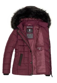Burgundy quiltad jacka med en faux fur huva, quiltad textur, sidofickor och en innerficka märkt med "MARIKOO."