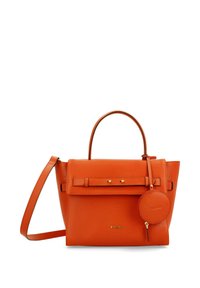 Orangefarbenes Lederhandtasche mit strukturiertem Design, obere Griff, abnehmbarer Schultergurt und einem daran befestigten runden Anhänger. Goldfarbene Hardware-Akzente.